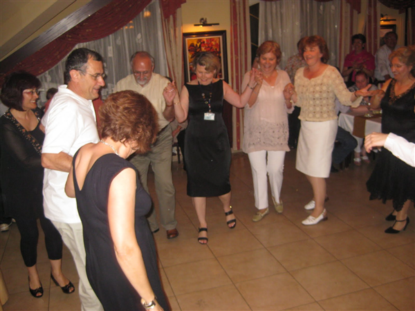 Szechefeirver'de veda gecesinde derneğimi üyelerinin folklor ekibi